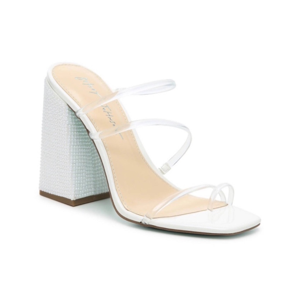 I’M STILL LOOKING FOR THIS SANDALS ❤️❤️